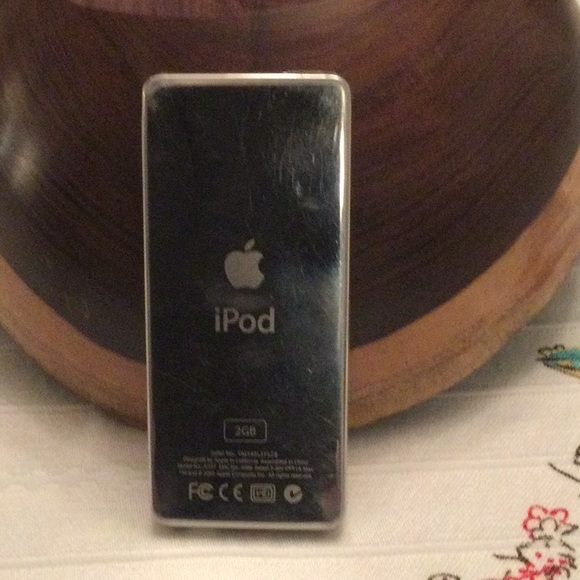 Apple iPod Nano, Model A1137, 2GB - Picture 2 of 4